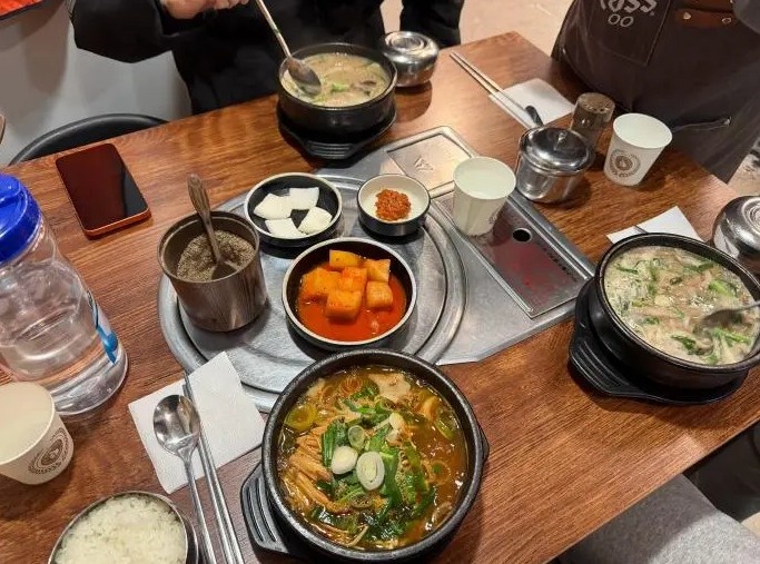 AL分享队员日常:香克斯结账请我们吃了米肠汤